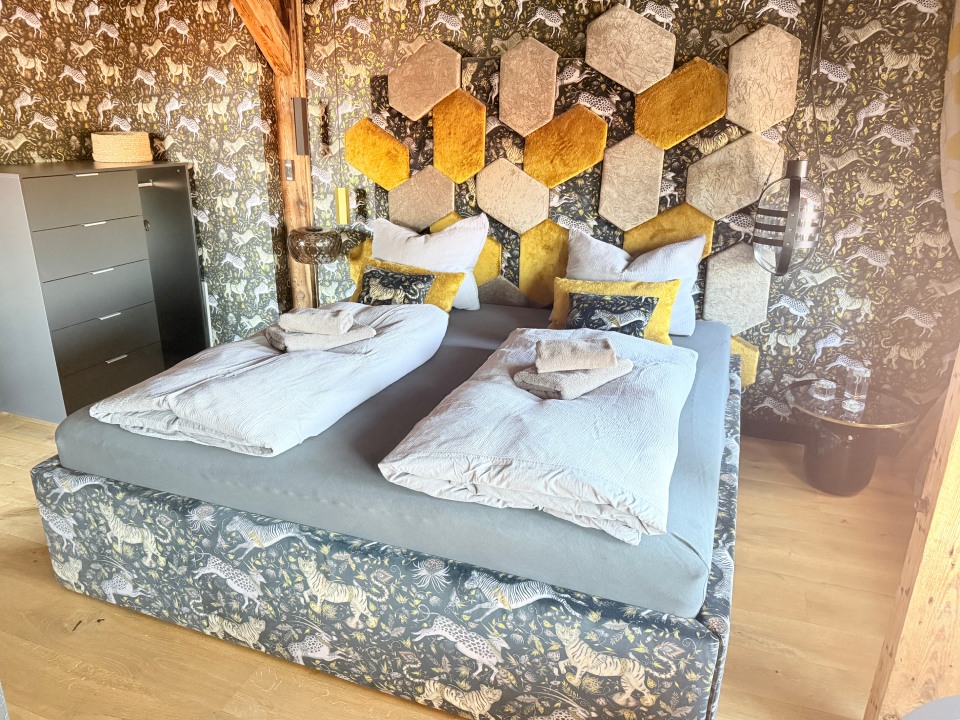 Gemütliches Schlafzimmer mit Hexagon-Wand