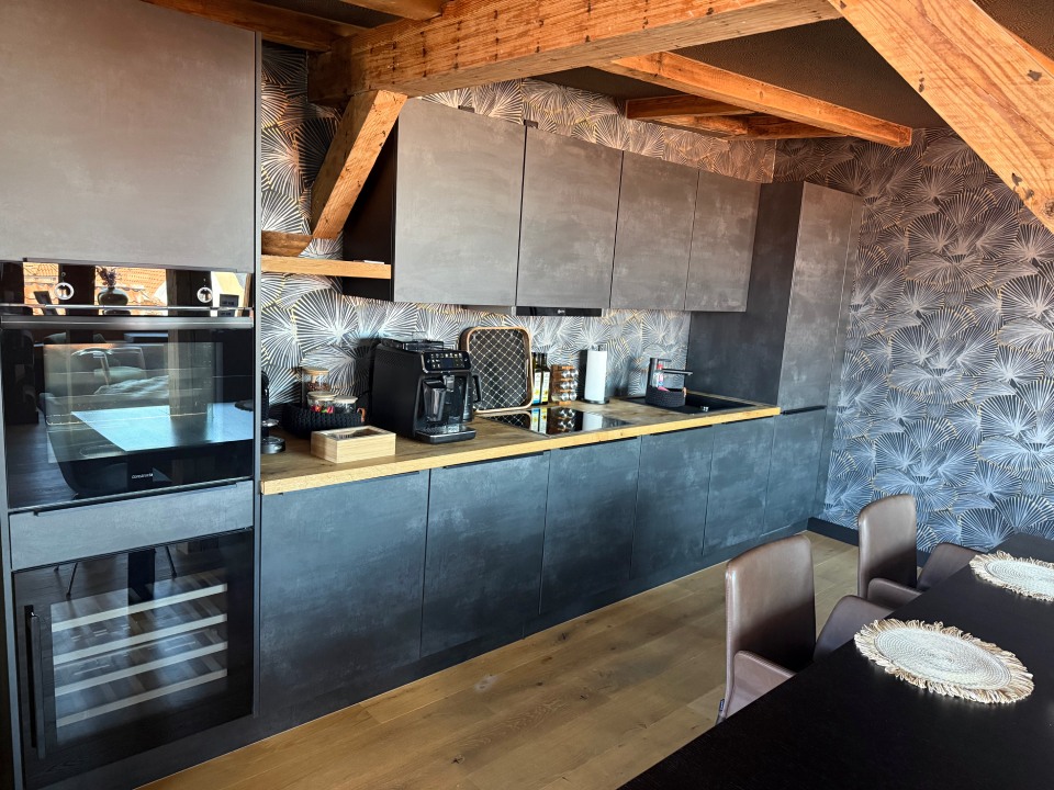 Moderne Küche mit Holzdetails