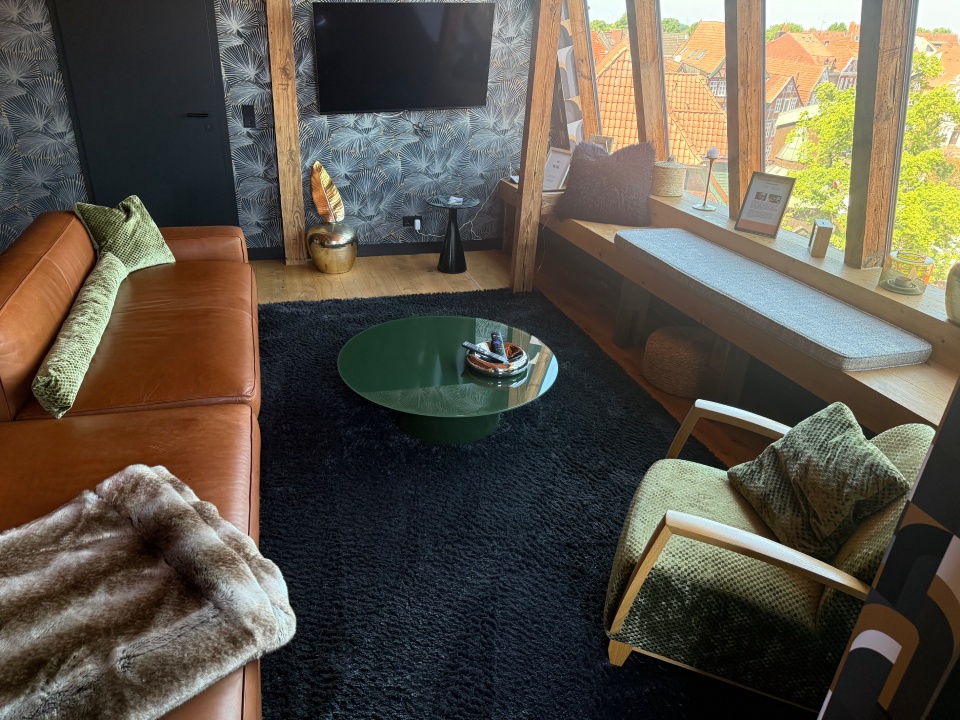 Moderne Wohnzimmer mit Fensterdekor