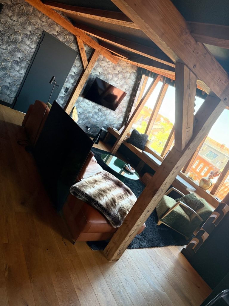 Moderne Wohnraum mit Holzdetails
