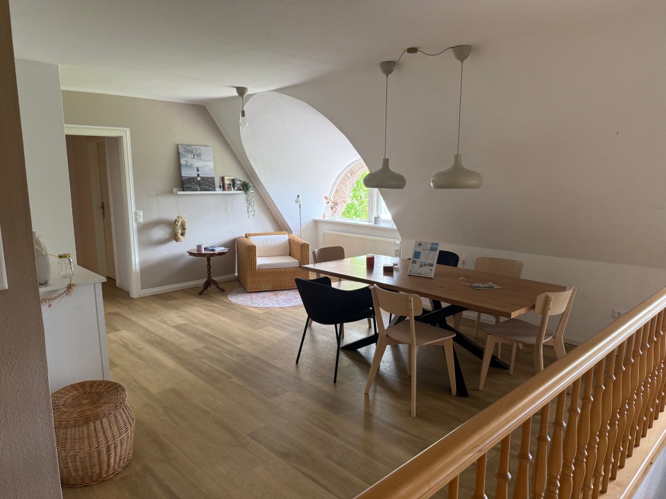Helles, modernes Wohnzimmer mit Esstisch