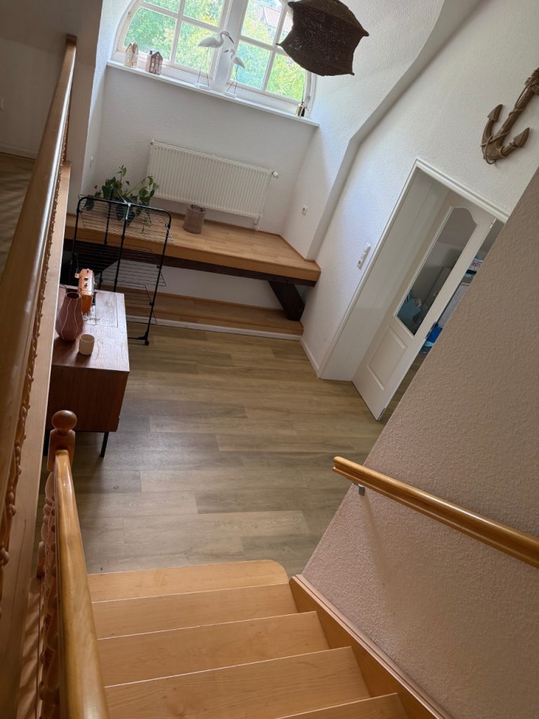 Flur mit Treppe und Fenster