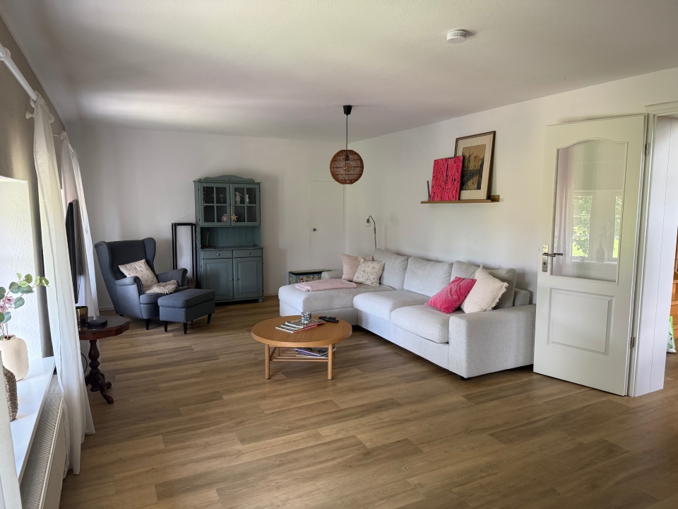 Helles Wohnzimmer mit Möbeln