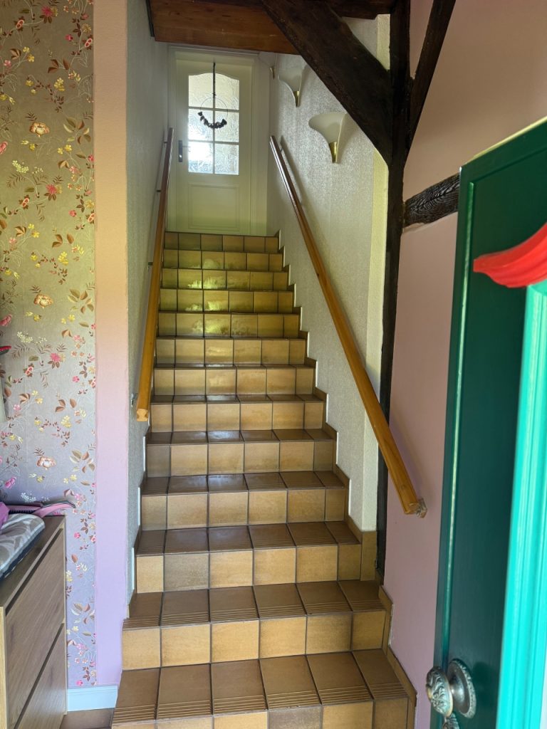Treppenhaus mit Tür hinten