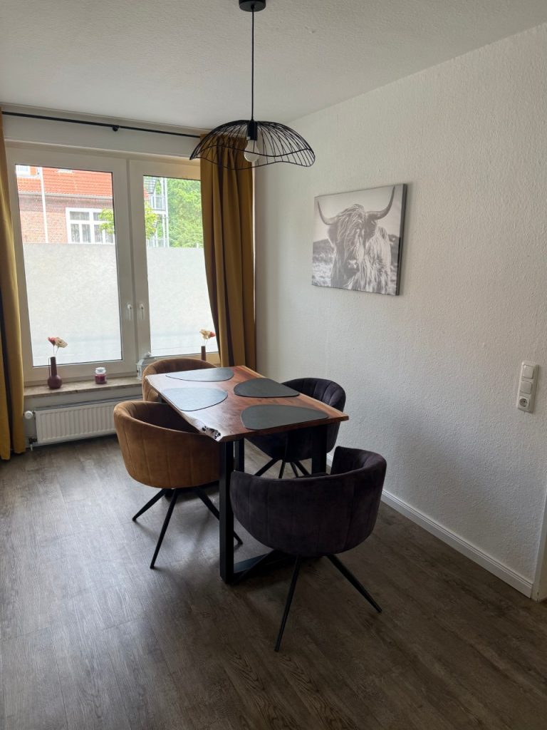 Esstisch mit Stühlen und Fenster