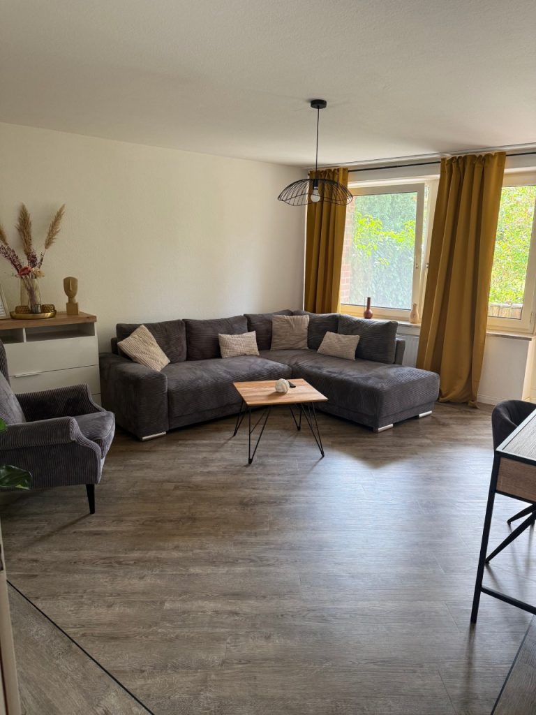 Gemütliches Wohnzimmer mit Sofa
