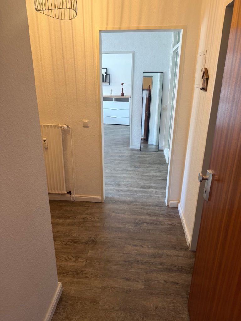 Flur mit Tür und Spiegel