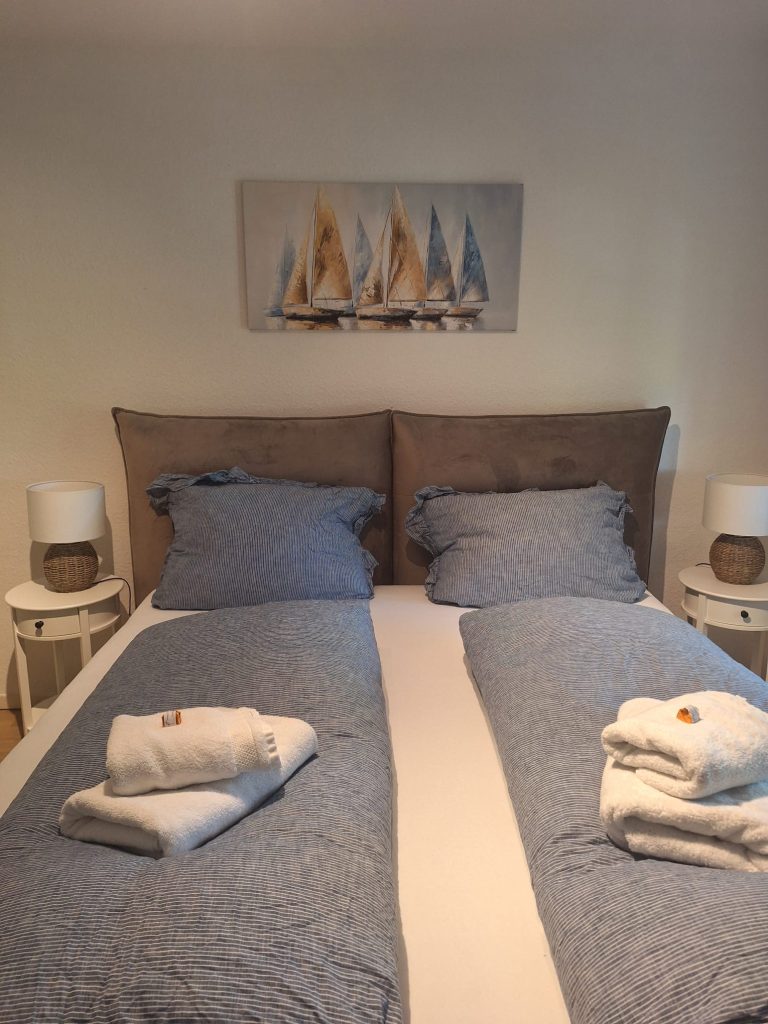 Gemütliches Schlafzimmer mit Bett
